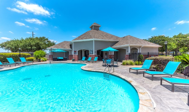 Find your perfect fit at The Flats at Sugarland resort style pool